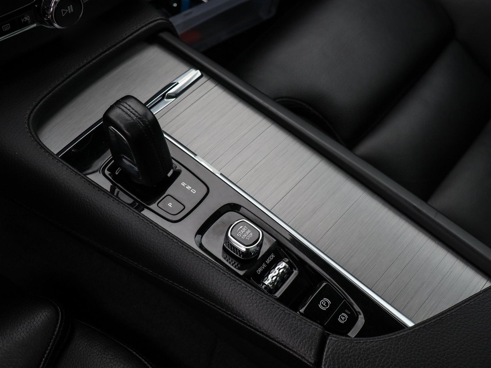 Volvo XC90 T8 AWD R Design Expression Recharge Plug-In Hybrid