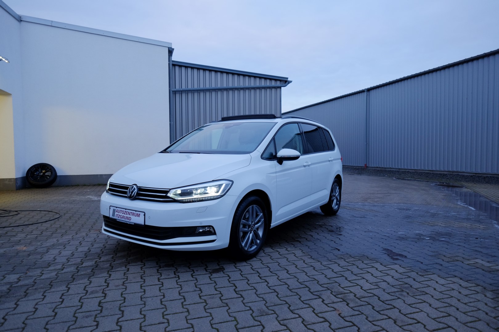 Touran 4ALL 1.5 TSI DSG Pano/Navi/Kame/7-S/17Z