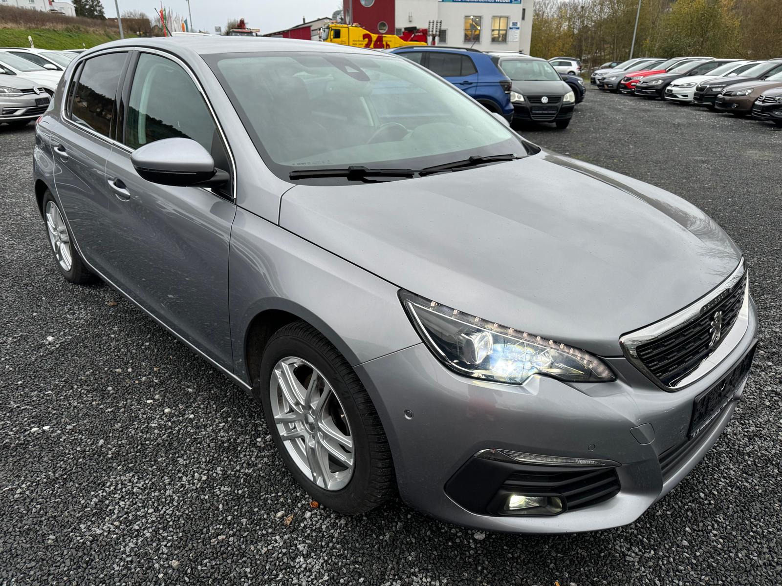 Peugeot 308 1.5 Blue-HDI Allure PDCvo hi Clever-Paket Full--Paket Safety-Paket Easy-Paket Automatik
