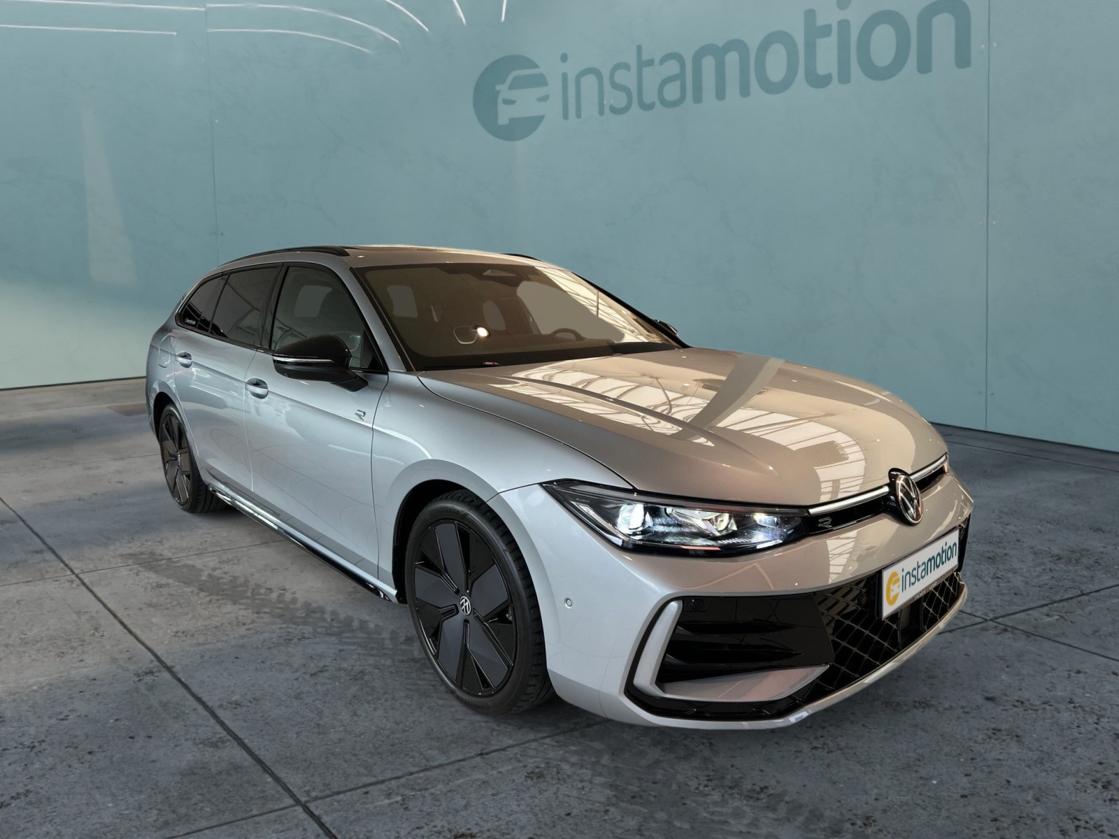 Passat 2.0 TDI DSG R-LINE BLACK AHK PANO HUD ACC