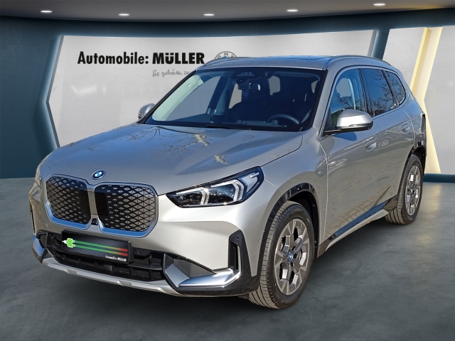 BMW iX 1 20 eDrive xLine El Panodach Digitales Sitze HarmanKardon