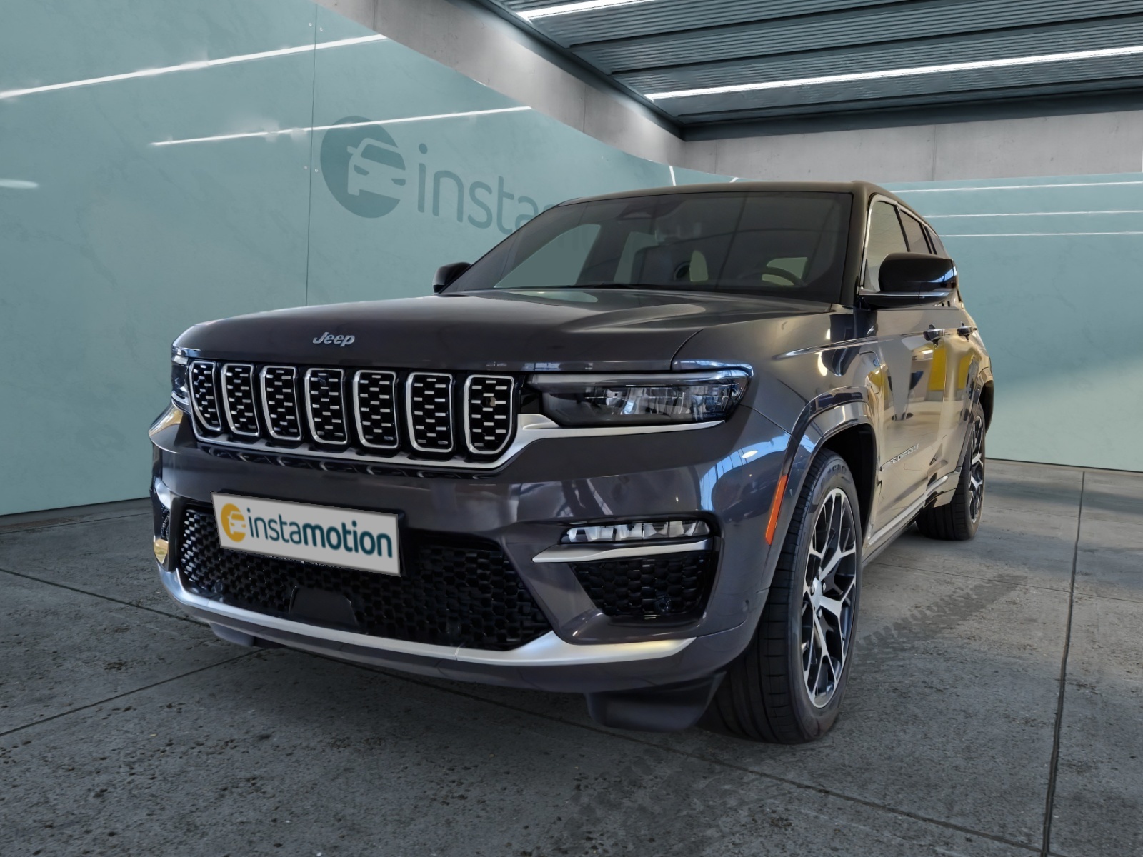 Jeep Grand Cherokee Summit Reserve TV digitales