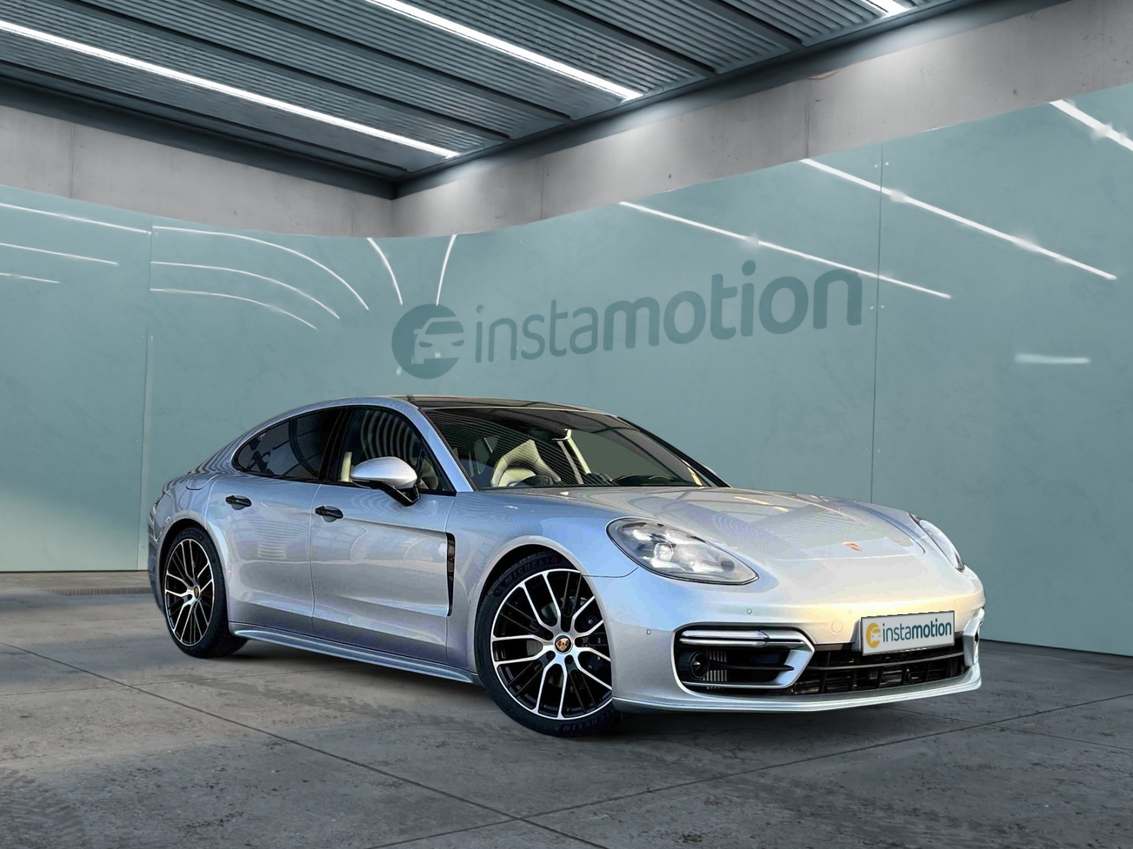 Porsche Panamera 4 Platinum Edition | |