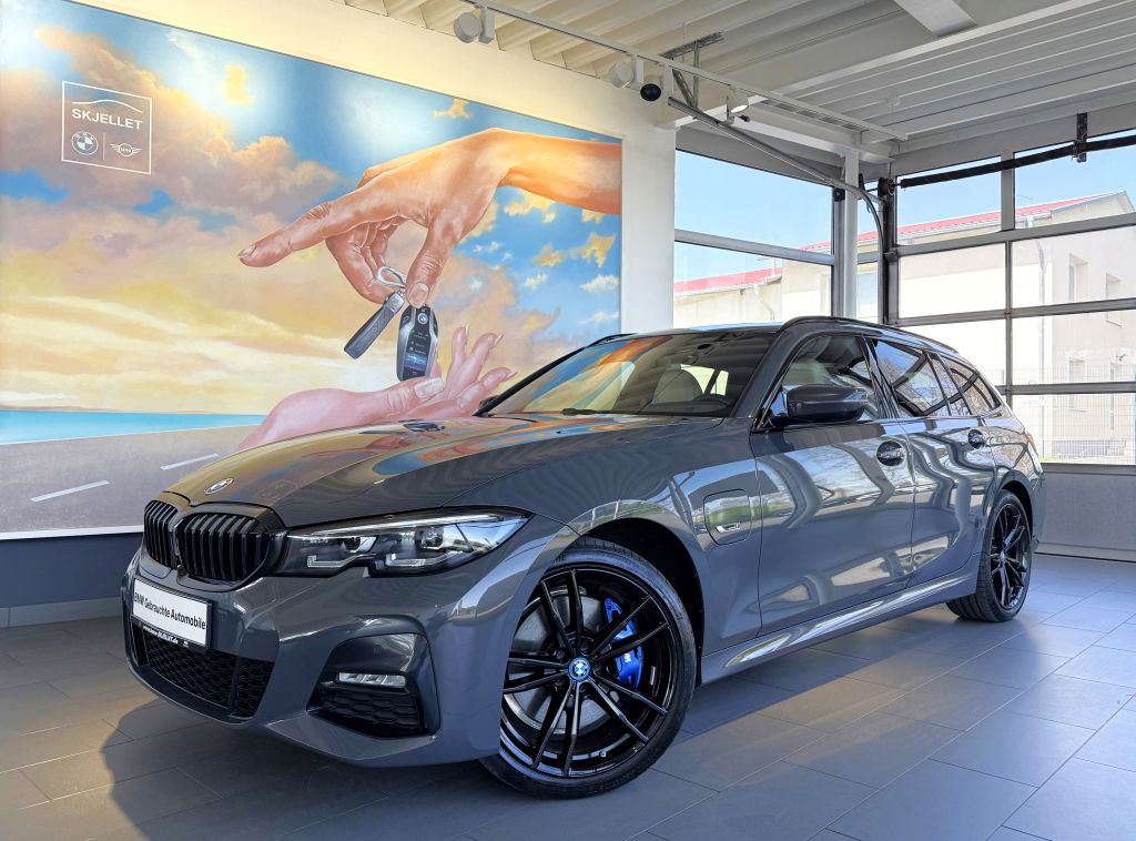 330e Tour. M SPORT Shadow PANO+LIVEprof+LED+HIFI