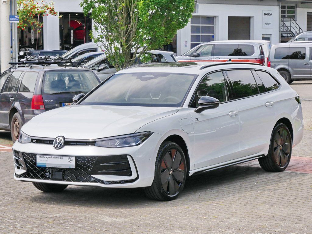 Passat Variant R-Line 1.5 TSI DSG eHybrid AHK IQ.LIGHT DCC Panoramadach HUD Harman Kardon