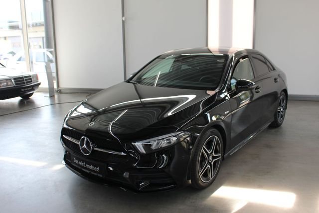 Mercedes-Benz A 180 AMG Limousine Night Ambiente